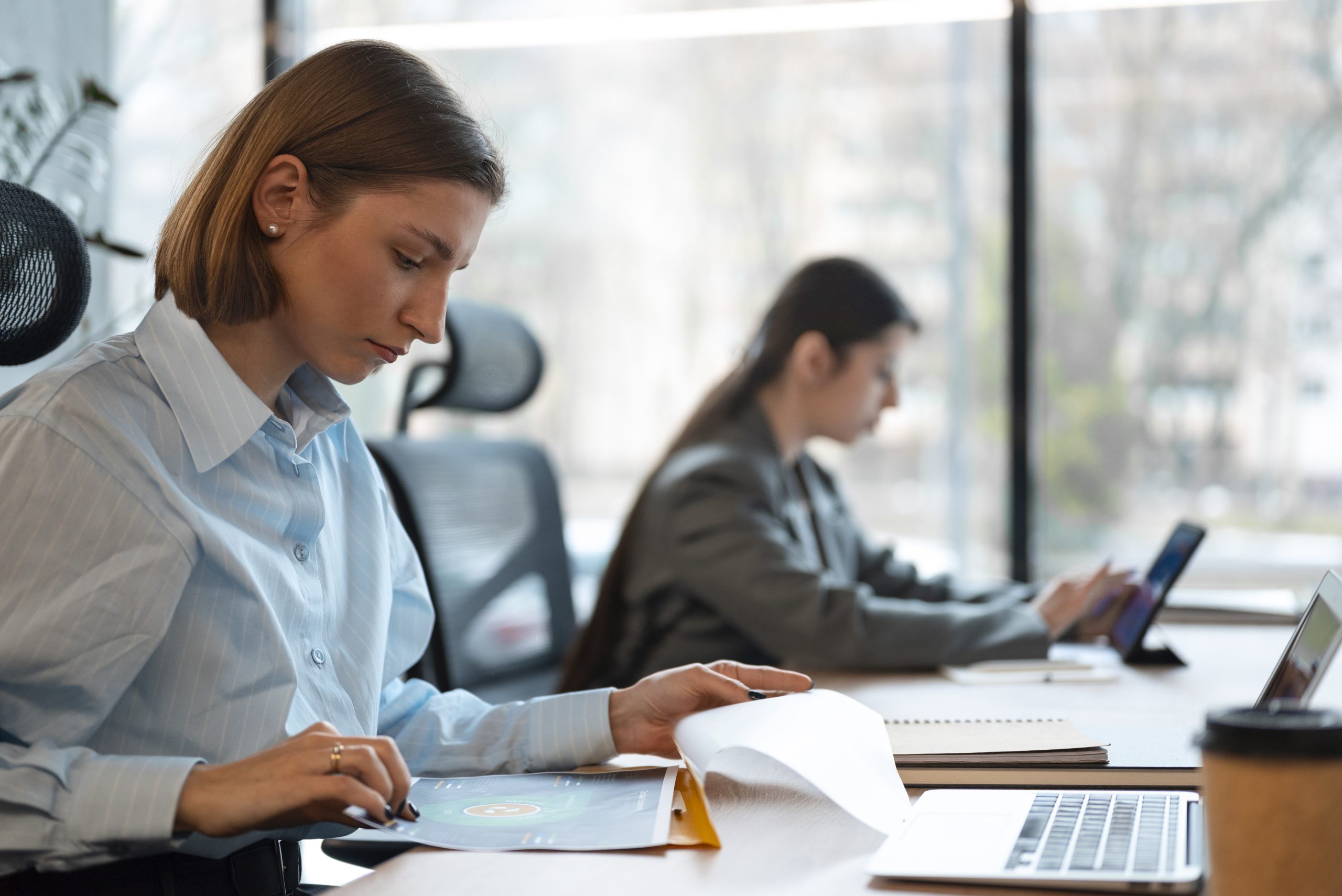 Profissionais analisando gráficos financeiros em escritório – contabilidade em Londrina